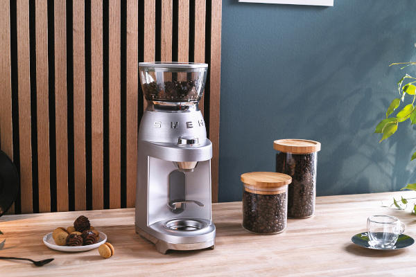 Młynek do kawy Smeg Minipro CGF02SSEU
